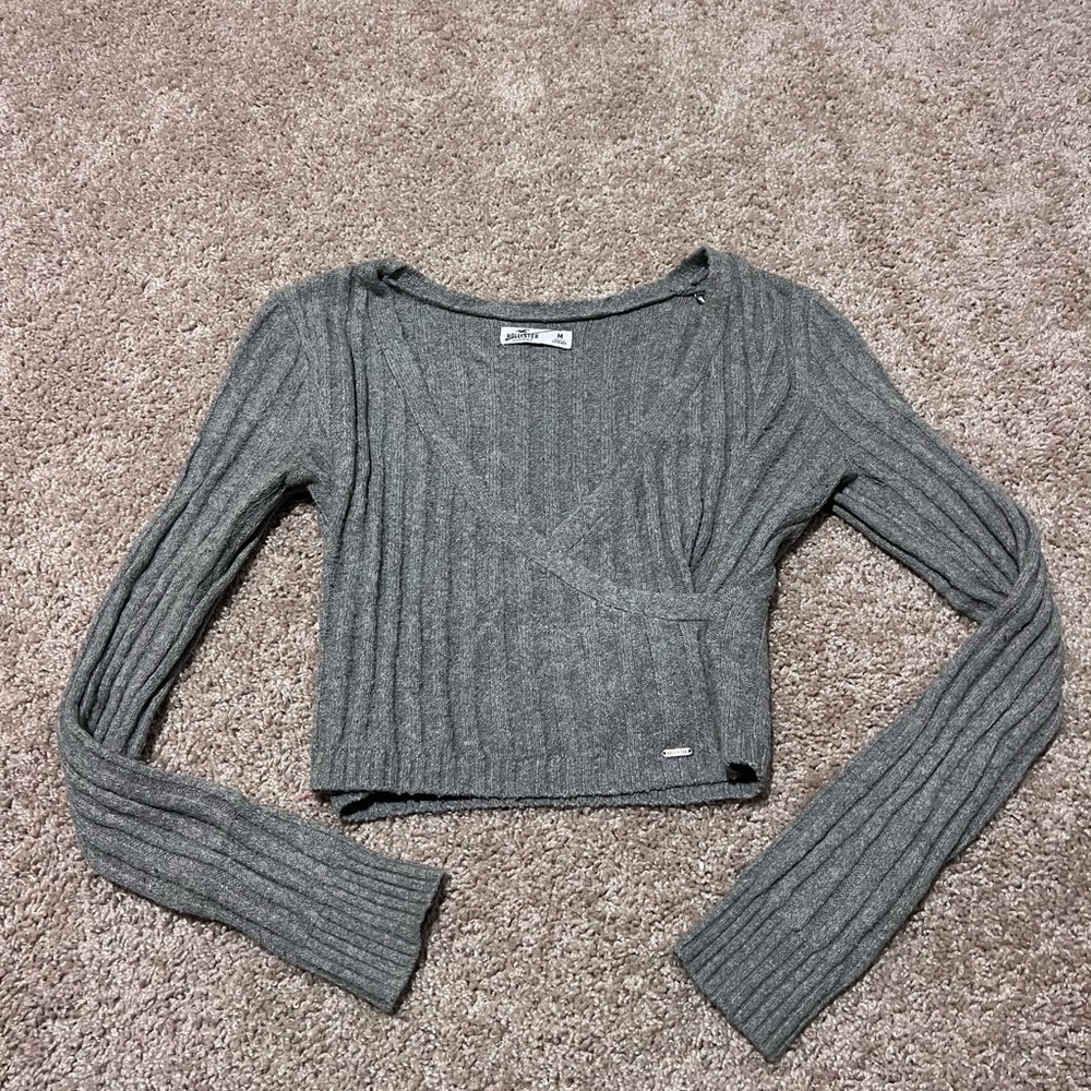 Hollister Gray cropped v neck Sweater